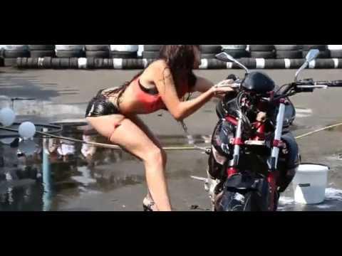 SEXY de pică motocicleta peste ea! (VIDEO)