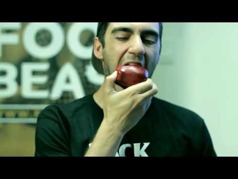 Video! Sigur nu ştiai! AŞA se mănâncă, de fapt, merele! Toţi am făcut GREŞEALA asta