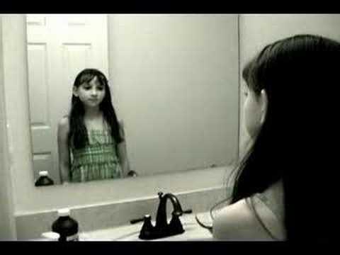 Doamne! Un clip ÎNFIORĂTOR, cu o fetiță, circulă pe internet: O ciudățenie îi apare în fața ochilor, în timp ce se privea în oglindă!
