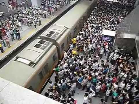VIDEO! Aglomeratie de necrezut la metroul din Beijing