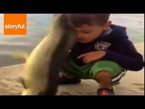 E DEMENŢIAL! Uite ce face un peşte acestui copil! Râzi cu lacrimi! (VIDEO)