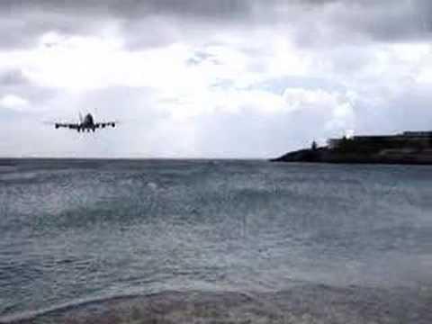 Sfantul Martin: insula pe care aterizeaza doar pilotii cu staif. La 22 de metri deasupra capetelor celor de pe plaja!