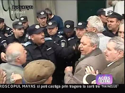 Proteste cu imbranceli: Pensionarii au fortat cordoanele de securitate ale jandarmilor