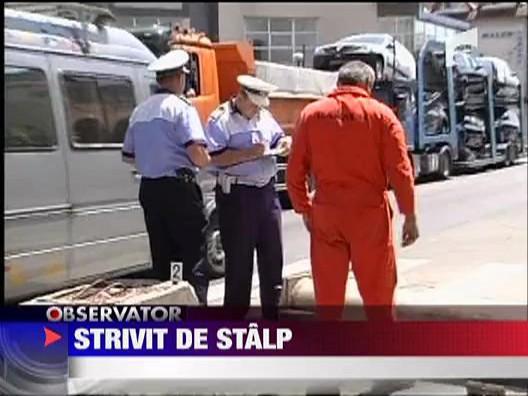 VIDEO! Strivit de un stalp pe trecerea de pietoni