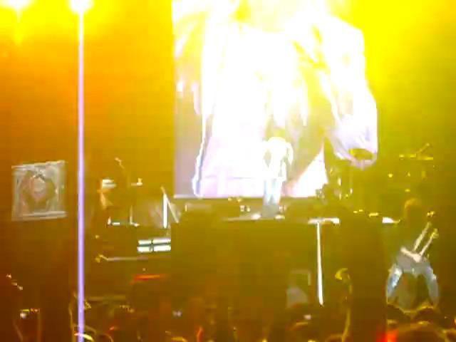 VIDEO! Concertul Guns N' Roses a inceput cu doua ore intarziere