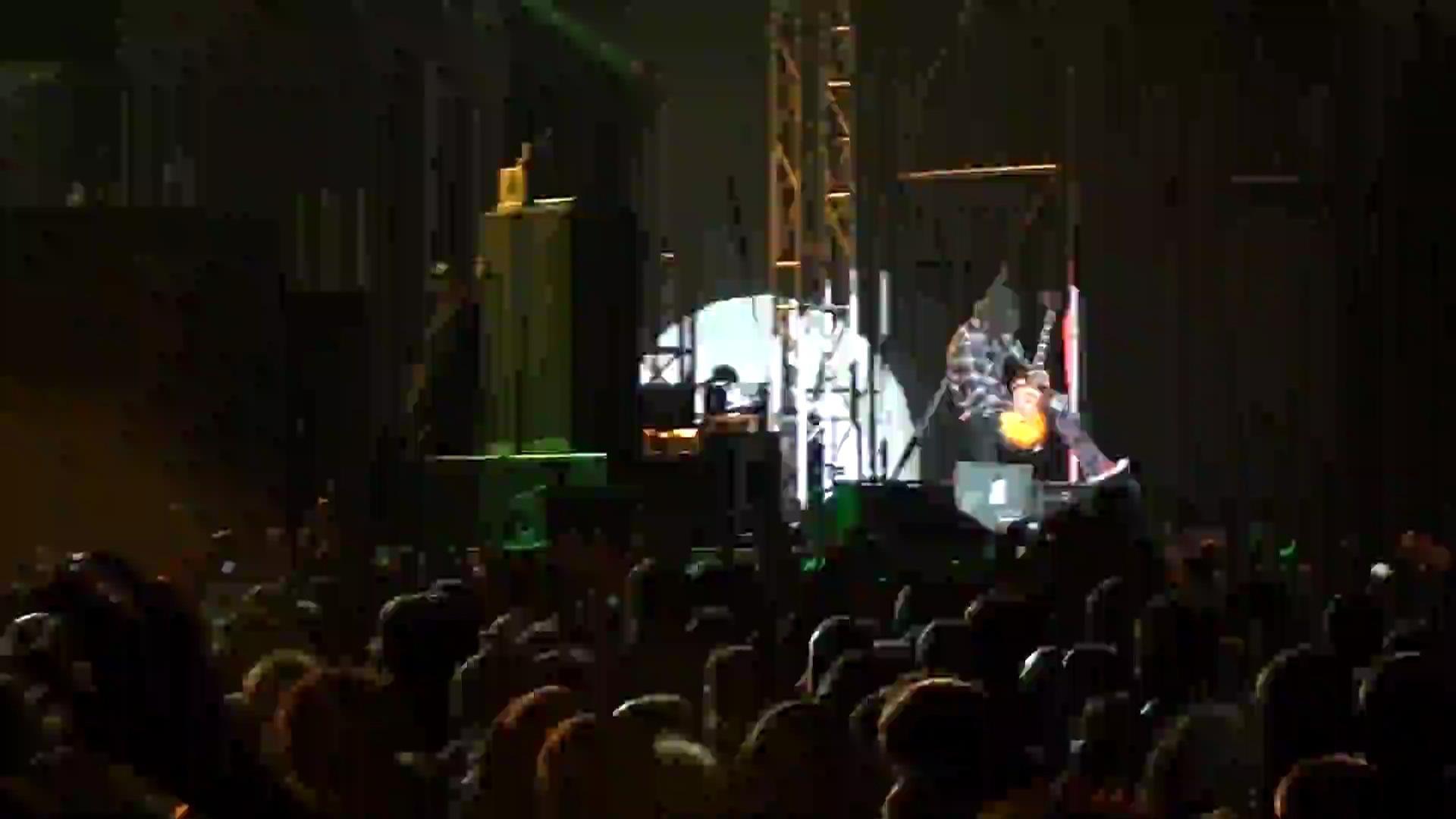 VIDEO! Concertul Guns N' Roses a inceput cu doua ore intarziere
