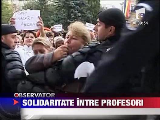 UPDATE: Profesorii protesteaza in fata Ministerului Educatiei. Li s-au alaturat si studentii!