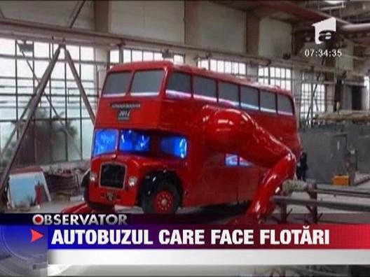 Un artist ceh a transformat un traditional autobuz cu etaj din Londra intr-un atlet care face flotari