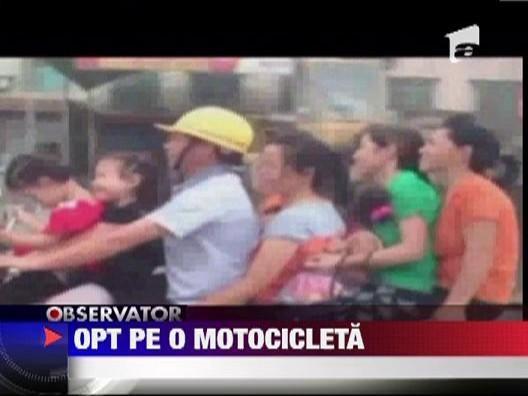 Cati chinezi incap pe o motocicleta? O familie intreaga, de opt membri