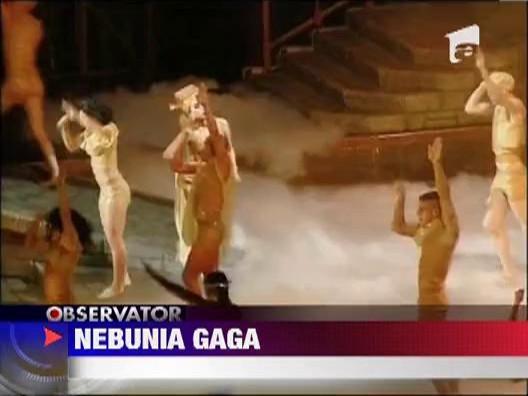 Costumatii fanteziste si coafuri ciudate la concertul lui Lady Gaga