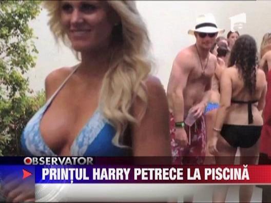 Printul Harry, inconjurat de lux si fete sexy pe o plaja din Las Vegas!