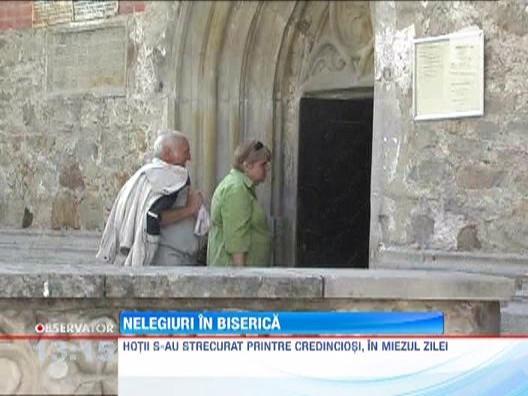 Doua icoane vechi din argint au fost furate dintr-o biserica din Neamt