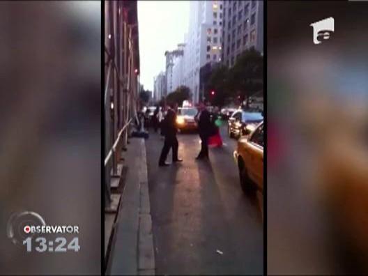 VIDEO! Doi oameni de afaceri din New York s-au batut pentru un taxi ca doi adolescenti infierbantati!