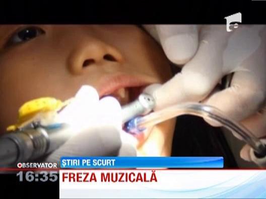 Un indonezian a descoperit cum pot fi tratati copiii de teama de dentist