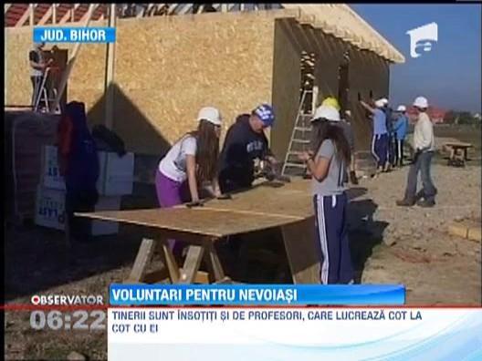 Circa 300 de voluntari straini construiesc si renoveaza case pentru oamenii saraci din Beius