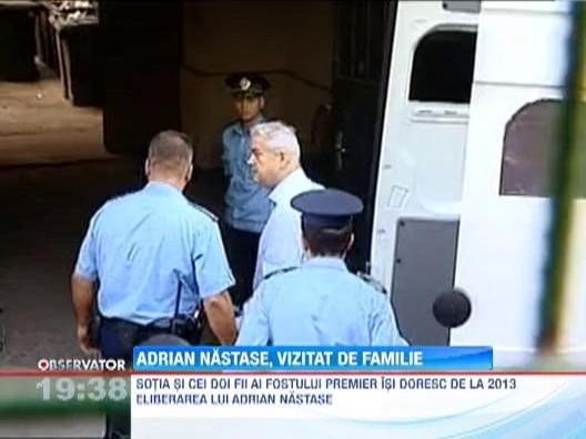 Adrian Nastase a fost vizitat de familie in prima zi a anului