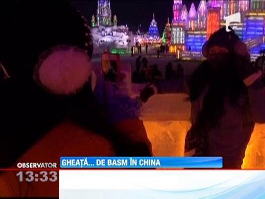Castele spectaculoase din gheata la festivalul iernii, din China
