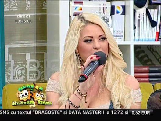 Blonda Roxana Nemes, cantareata senzuala cu dansatoare sexy! (FOTO & VIDEO)