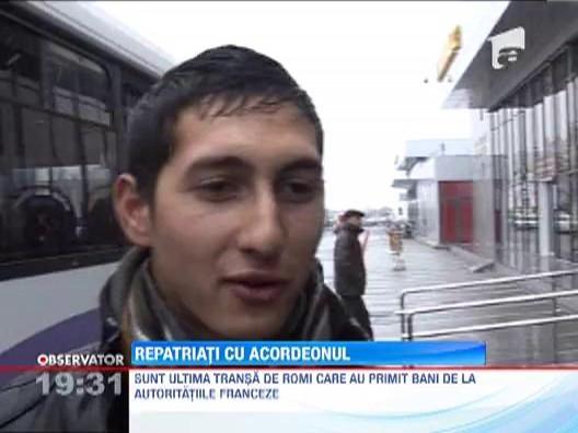 Peste 100 de romi expulzati din Franta au petrecut cu acordeonul pe aeroportul din Timisoara!