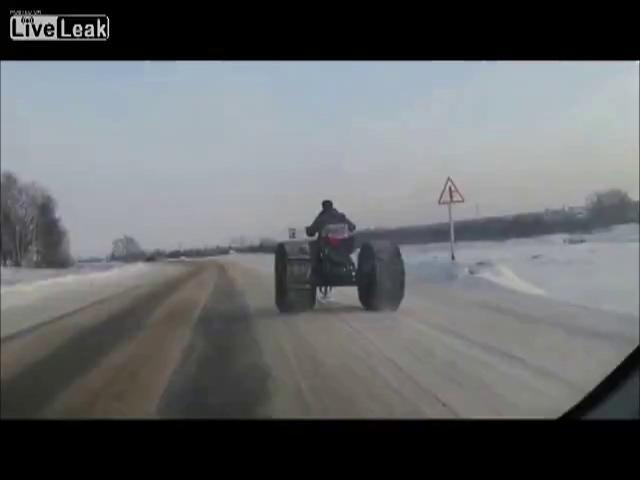 VIDEO! Una noua din Rusia. Cum s-a pregatit un sofer de iarna: si-a tras ATV cu roti de tractor