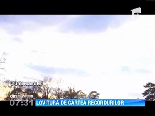 Lovituri de Cartea Recordurilor: Nou mingi de golf, trimise in aceeasi gaura, simultan