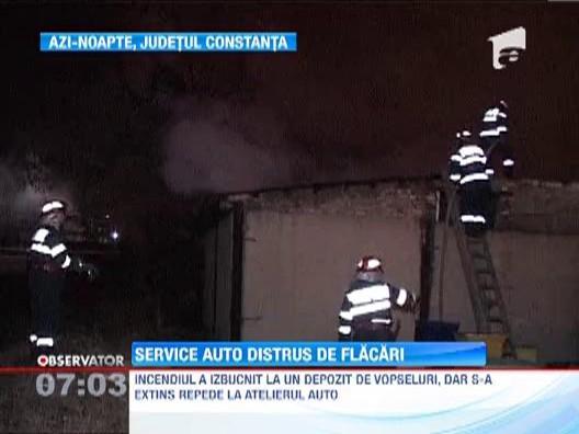 Un service auto din Constanta a fost distrus de flacari