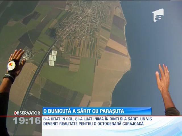 Moment extraordinar la show-ul aviatic de la Tuzla: O batrana de 81 de ani a sarit cu parasuta!