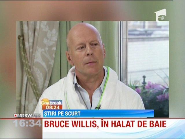 Bruce Willis, interviu in halat de baie, pentru o televiziune americana