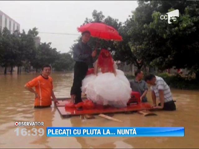 Nunta pe pluta! Doi chinezi s-au casatorit in mijlocul inundatiilor