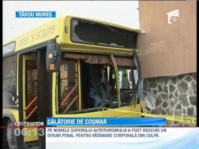 Autobuz plin cu calatori, implicat intr-un accident violent: 13 pasageri au ajus la spital