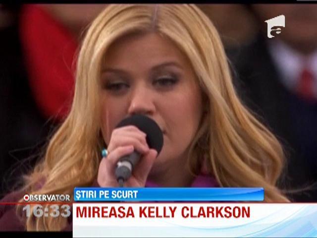 Cantareata Kelly Clarkson si-a anuntat nunta pe Facebook 