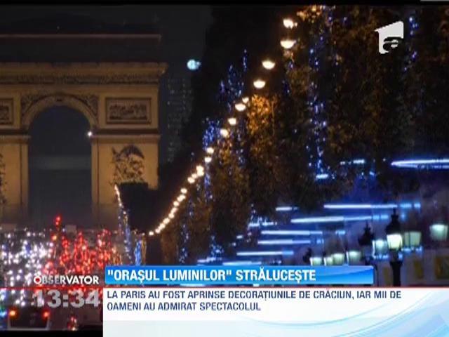Laetitia Casta a aprins luminiţele de Crăciun pe străzile Parisului