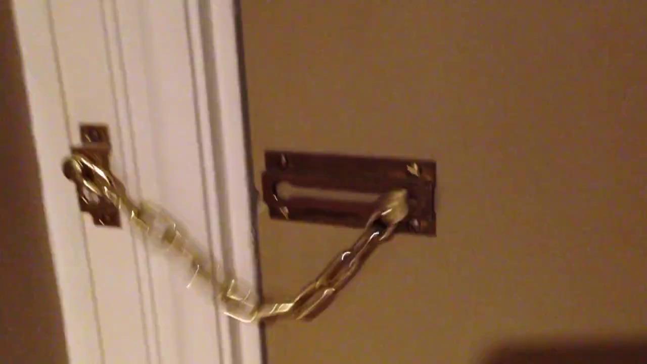 VIDEO: Ăsta este cel mai nesigur hotel din lume! Uite cum se închid uşile