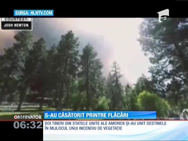 Doi tineri s-au căsătorit în mijlocul unui incendiu devastator