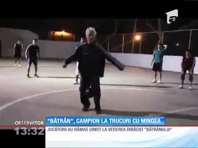 Un campion la trucuri cu mingea a făcut spectacol pe teren, deghizat într-un bătrânel