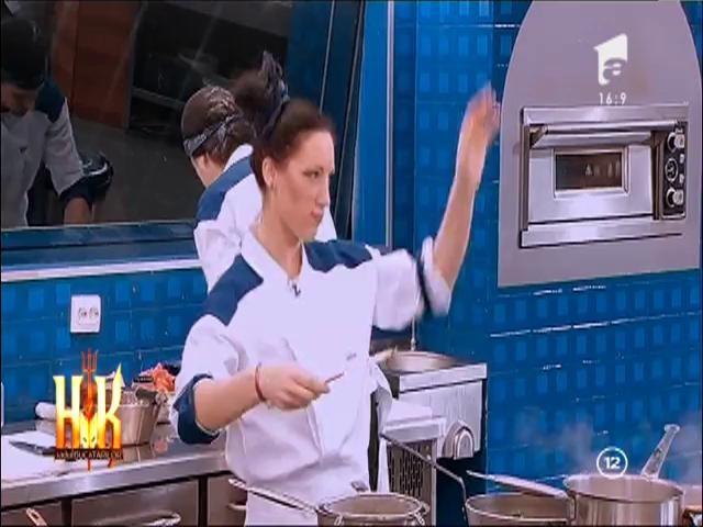 Concurenţii gătesc în timp ce dansează 