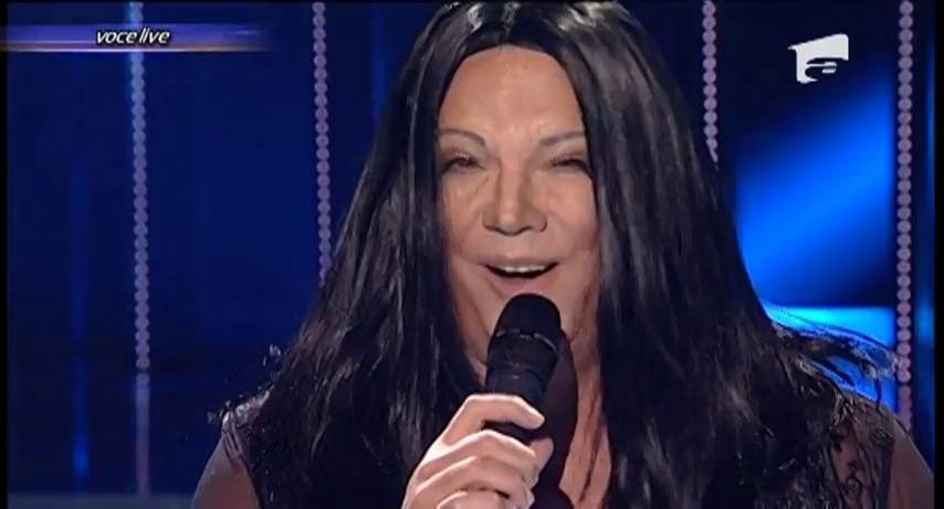 Cu decolteu şi paiete, Adrian Enache arată ca o păpuşă! A devenit Cher şi a încântat juriul cu o interpretare specială