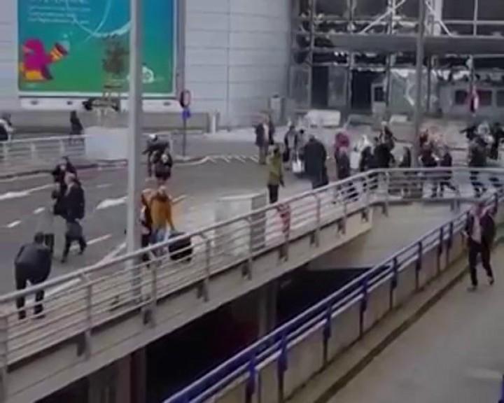 BREAKING NEWS. Două explozii violente s-au produs pe aeroportul din Bruxelles. VIDEO!