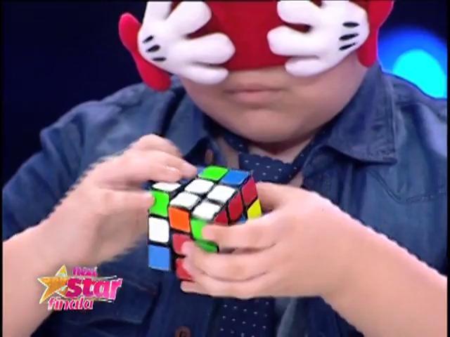 A rezolvat cubul Rubik legat la ochi, în doar câteva secunde! Dani Plohi e un adevărat geniu!