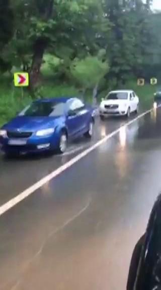 Ploile torențiale fac prăpăd! Traficul pe DN1 blocat, în zona Valea Prahovei. Mai multe curți au fost inundate - VIDEO