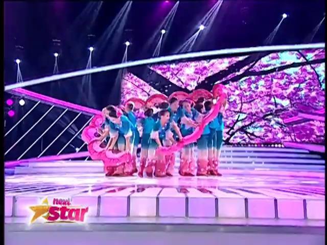 Așa ceva doar la televiziunea chineză de stat mai vezi. Mini Vogue, trupa care a adus frumusețea Asiei în platoul Next Star!
