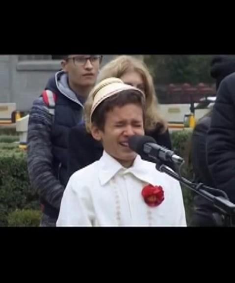 Ai puterea să nu-ți dea lacrimile? Doamne, cum interpretează acest copilaș faimoasa poezie ”Nu plânge, Maică Românie!”