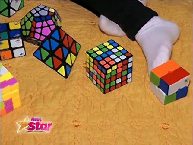 Ea este cel mai mic speed cubber din România! Nicoleta rezolvă cubul Rubik și alte puzzle-uri mecanice şi îl uimeşte pe CRBL: 