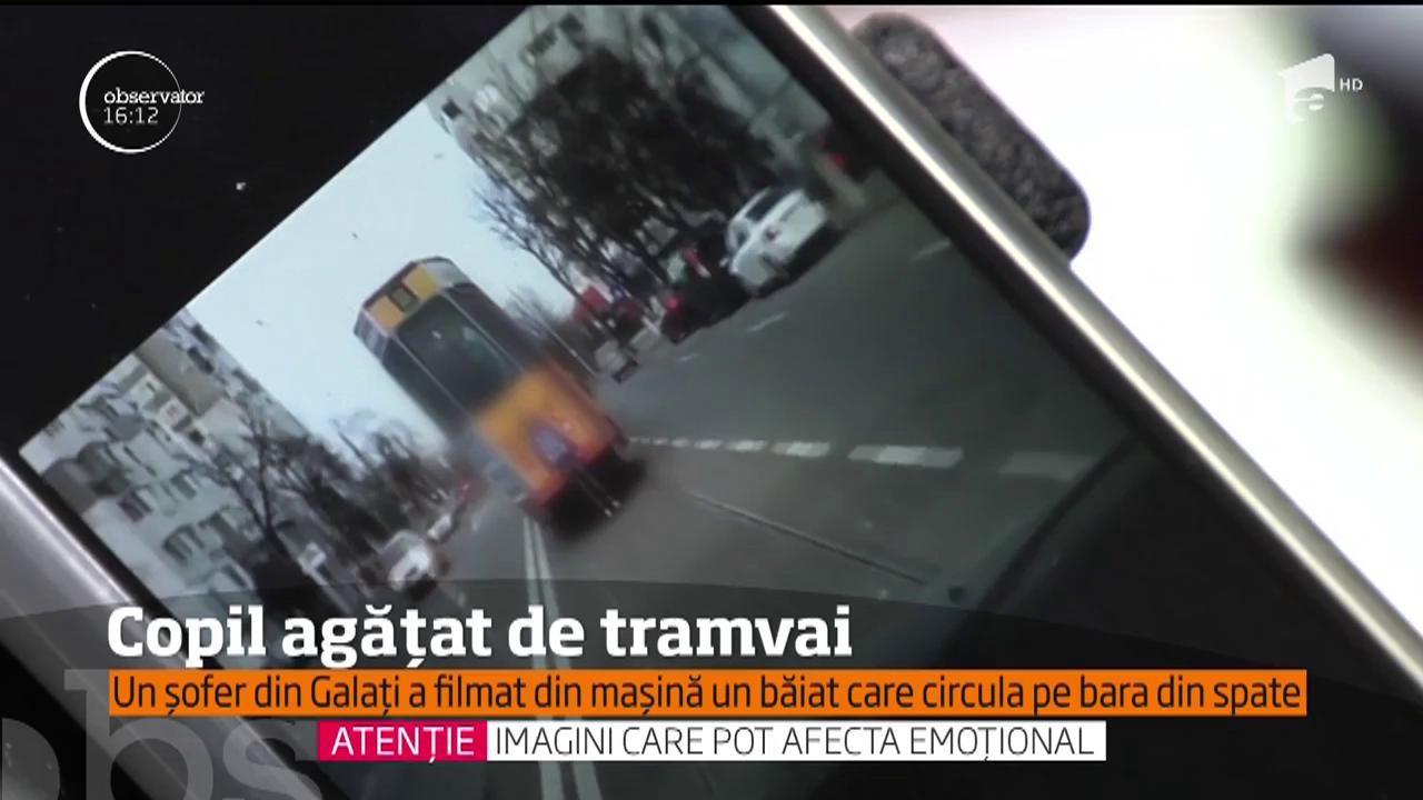 Un elev din Galați a mers la școală agățat de bara unui tramvai! Un șofer a surprins întreaga întâmplare