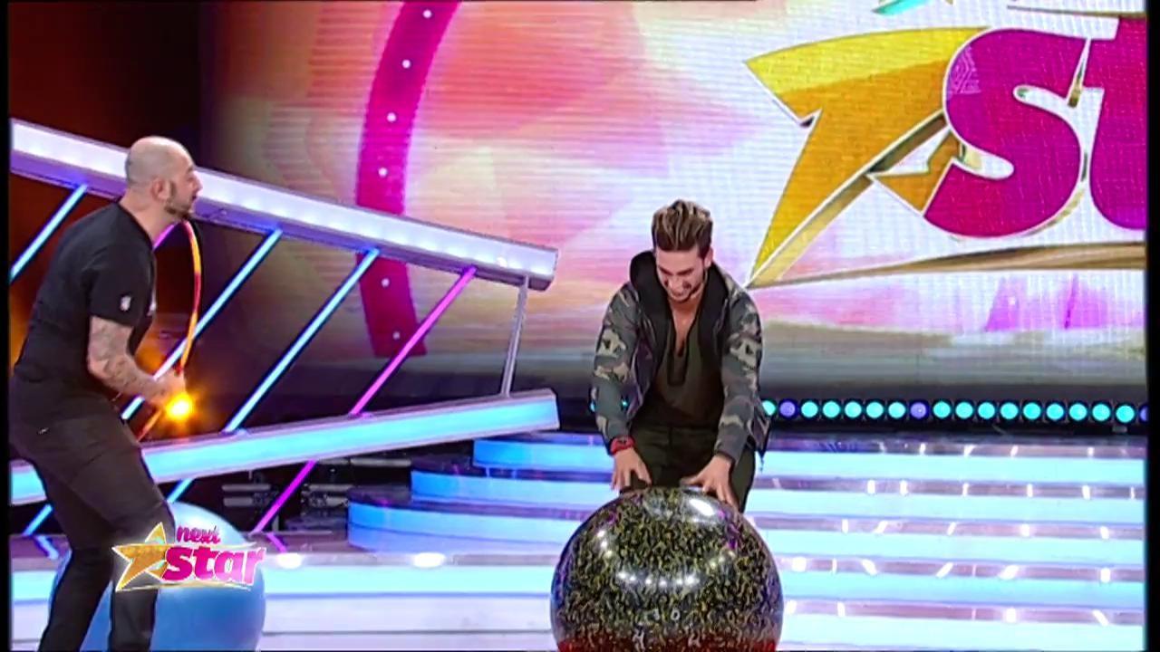 S-a lăsat cu distracție pe scena ”Next Star”: Cu cucui sau fără? Dorian Popa și CRBL și-au testat echilibristica pe o minge