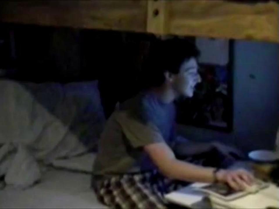 Tânărul Mark, în pijamale, în cămăruța lui intunecată, acum 12 ani. Primea vestea că a intrat la Harvard! Tatăl l-a filmat, iar Zuckerberg a publicat clipul. Unde? Pe Facebook!