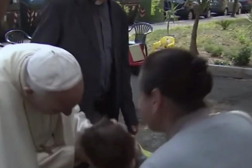 Papa Francisc a bătut la ușa unor români de lângă Roma ”- Deranjez? Sunt Francisc!” - ”Cine?” Oamenii deschid și leșină