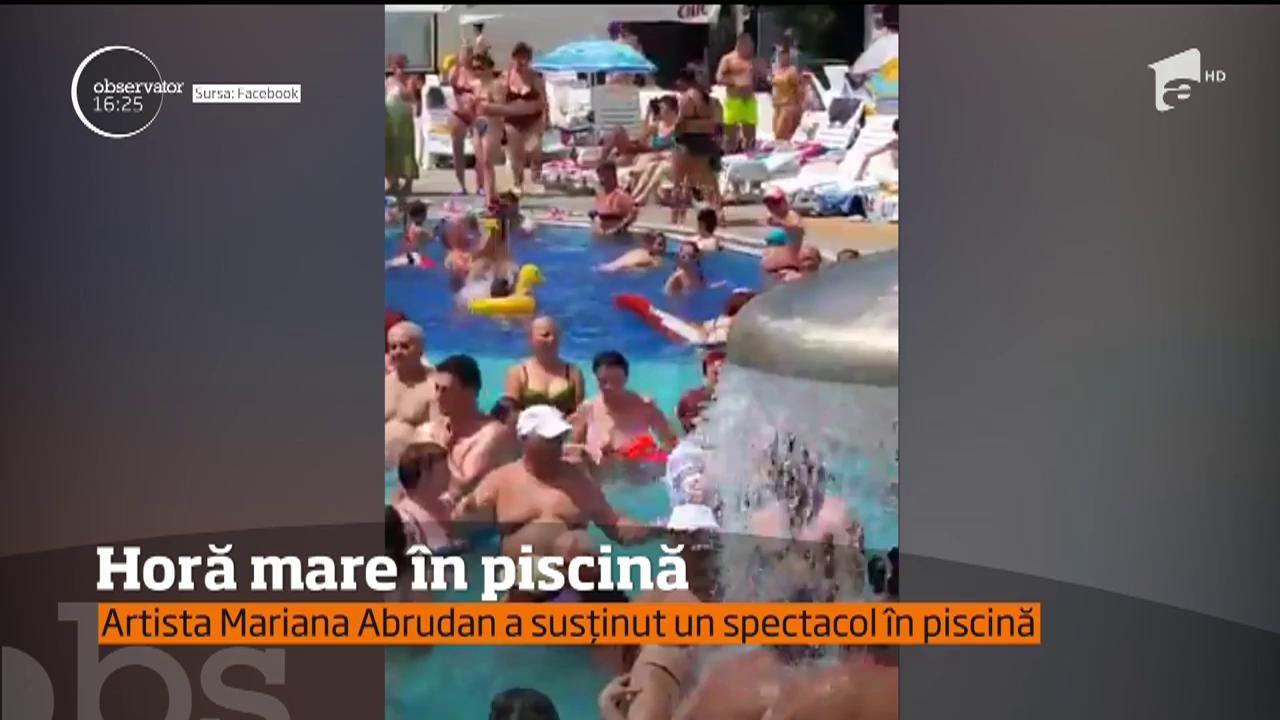 Imaginile anului în România! Atenție la microfon! La 40 de grade în aer, cântăreața de muzică populară și publicul au încins hora direct în piscină!