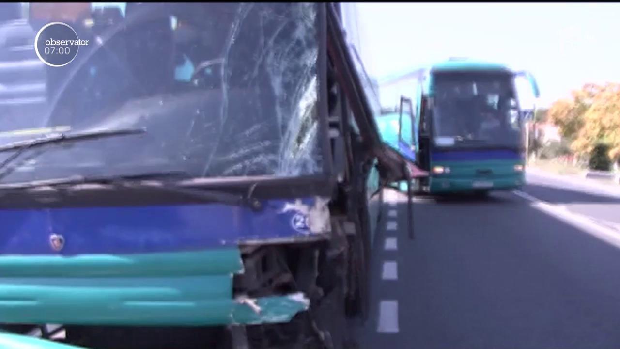 COD ROŞU de intervenţie în Arad: Doi morţi şi zece răniţi în urma unui accident dintre un autocar şi un microbuz