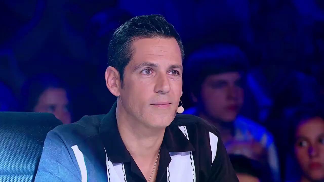 Ola, ola e! Toni Amboaje, IT-istul din Spania care a venit să cânte cu jurații de la X Factor. Are deja un album lansat și premiat în Los Angeles, dar nu se oprește aici: 